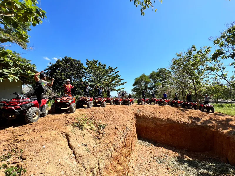 Arrêt point de vue pendant un tour en quad à Phuket